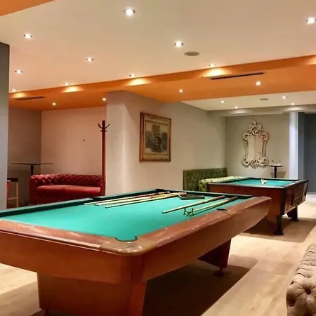 Bowling Hostel *